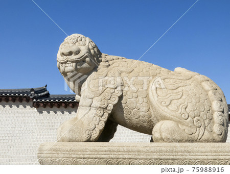 Sculpture of a lion, as imagined in ancient Korea, in the Gyeongbokgung Palace in Seoul, Korea 75988916