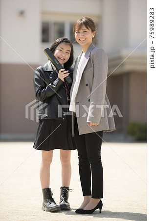 女子小学生　卒業　写真 
