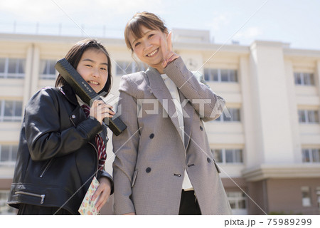 小学校の卒業式に出席する親子 小学校の卒業式に出席する親子 75989299
