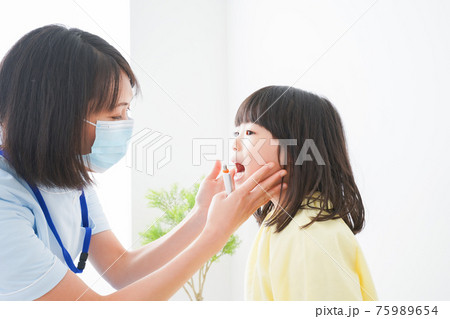 歯医者さんに治療をしてもらう小さな女の子 歯医者さんに治療をしてもらう小さな女の子 75989654