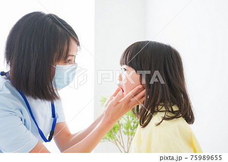 歯医者さんに治療をしてもらう小さな女の子 歯医者さんに治療をしてもらう小さな女の子 75989655