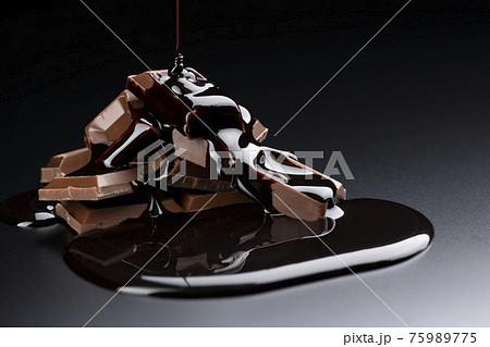 チョコレートソースをかける 75989775