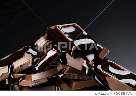 チョコレートソースをかける チョコレートソースをかける 75989776