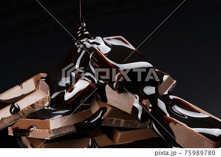 チョコレートソースをかける 75989780
