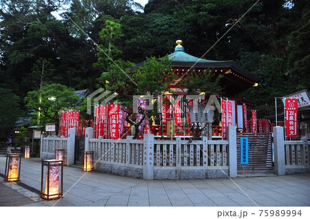 江の島　江島神社奉安殿と江の島灯篭 75989994