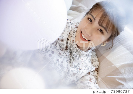 風船を持つ女性 風船を持つ女性 75990787