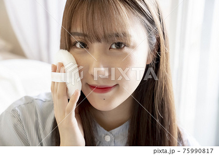 メイクをする女性 75990817