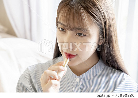 口紅を塗る女性 75990830