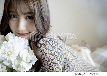 花束を持つ女性のポートレート 花束を持つ女性のポートレート 75990866