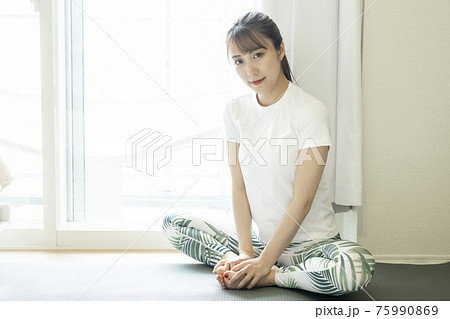 ストレッチをする女性 75990869