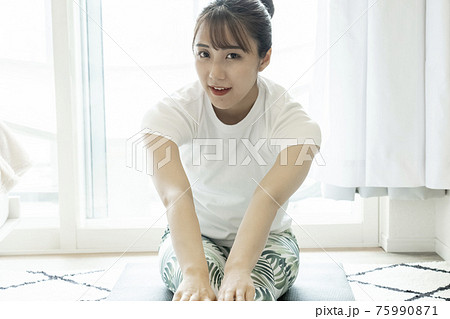 ストレッチをする女性 75990871