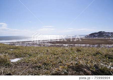 殺伐とした風景が続く北海道の海岸線 75990904