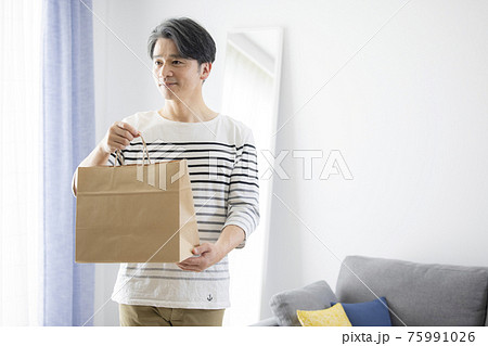ミドル男性　持ち帰り　紙袋 75991026