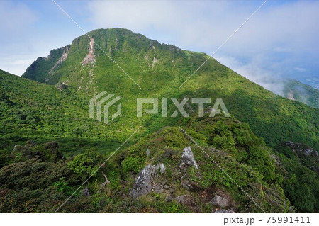 由布岳火口の稜線と西峰 75991411