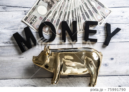 一万円札と、金の豚貯金箱 75991790