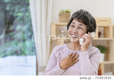 電話をするシニア女性 75991830