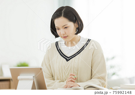 タブレットPCを見ながら勉強をする高校生 タブレットPCを見ながら勉強をする高校生 75992148