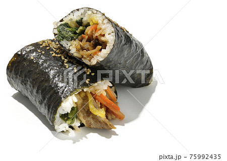 韓国風海苔巻きのキンパを白背景で撮影 75992435
