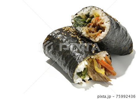 韓国風海苔巻きのキンパを白背景で撮影 75992436