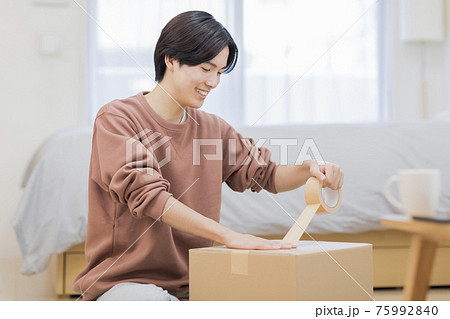 梱包をする男性 ダンボール 75992840