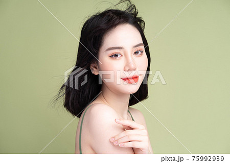 Woman beauty 75992939