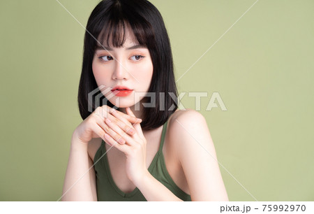 Woman beauty 75992970