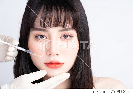 Woman beauty 75993012