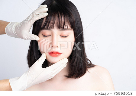 Woman beauty 75993018