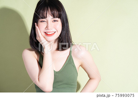 Woman beauty 75993075