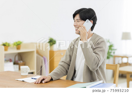 スマホで通話をする男性 スマホで通話をする男性 75993210