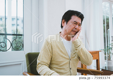 歯痛　60代男性 75993374
