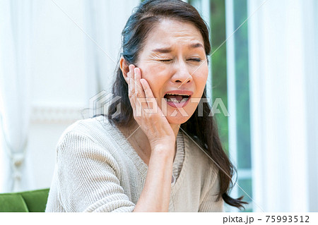 60代女性の歯痛 75993512