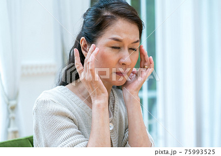 60代女性の目尻の悩み 75993525