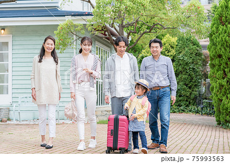 旅行に出かける家族 旅行に出かける家族 75993563
