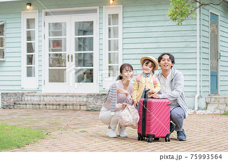 旅行に出かける家族 旅行に出かける家族 75993564