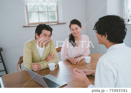 相談される60代夫婦 75993581