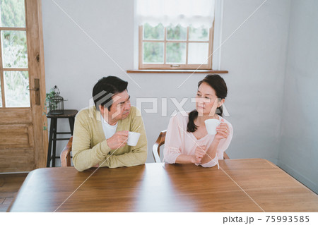 熟年夫婦 夫婦げんか 熟年夫婦 夫婦げんか 75993585