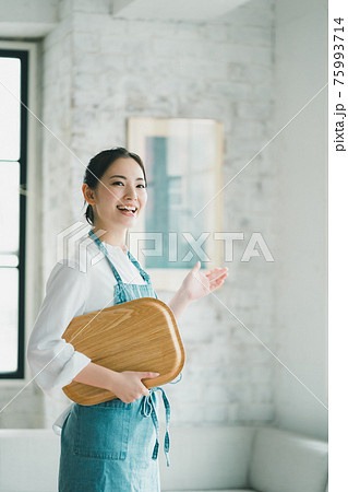 カフェ店員 カフェ店員 75993714