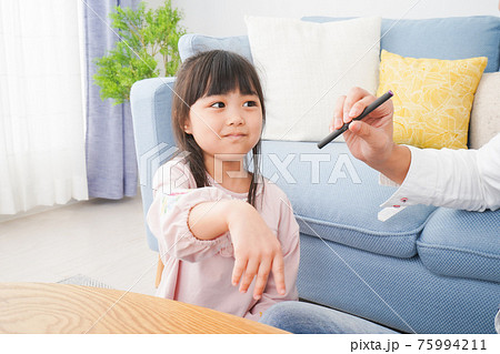 副流煙を嫌う小さな女の子 副流煙を嫌う小さな女の子 75994211