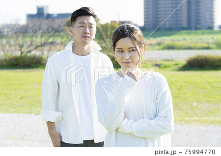夫を疑う妻と疑惑を向けられる夫(男女トラブルイメージ) 夫を疑う妻と疑惑を向けられる夫(男女トラブルイメージ) 75994770