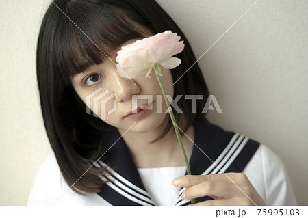 花とセーラー服の少女 75995103