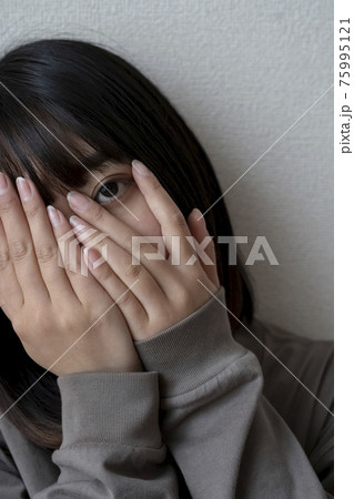 顔を隠す女性のポートレート 75995121