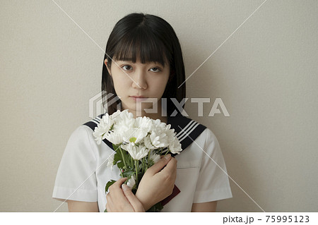 花とセーラー服の少女 75995123