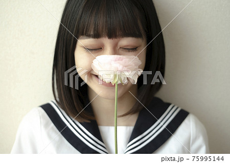 花とセーラー服の少女 花とセーラー服の少女 75995144