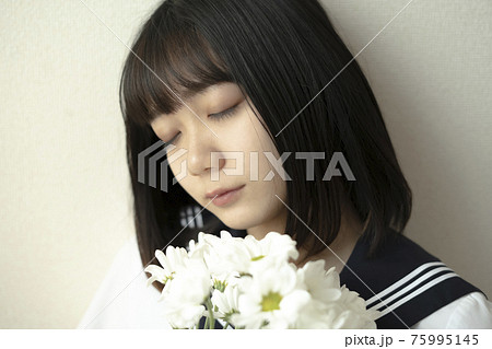 花とセーラー服の少女 花とセーラー服の少女 75995145