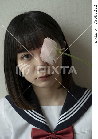 花とセーラー服の少女 75995222