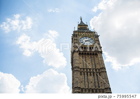 下から見たイギリス ロンドンのウェストミンスター宮殿 国会議事堂の時計塔 ビックベンの写真素材