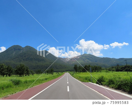 まっすぐ走るやまなみハイウェイと九重の山 まっすぐ走るやまなみハイウェイと九重の山 75995583