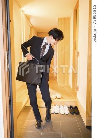 ビジネスマン出勤シーン 75995815