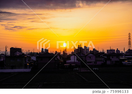 丘の上から、町並みの向こうに昇る春の日の出 丘の上から、町並みの向こうに昇る春の日の出 75996133